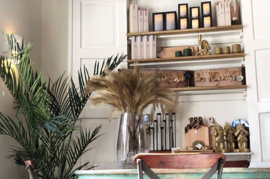 La Reina Coffee, Food & Lifestyle