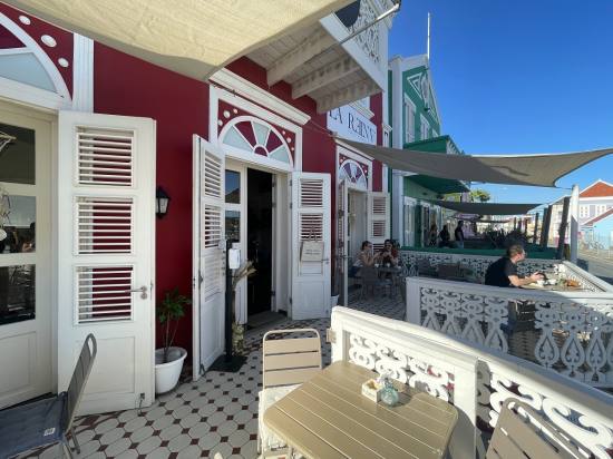 La Reina Coffee, Food & Lifestyle